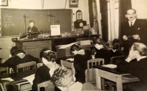 Уро физики в Ленинградской школе №33 ведет учитель А.А.Ванеев. 1961 год