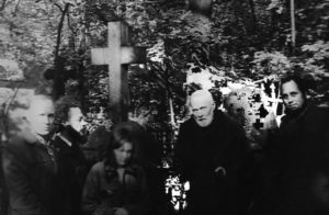 Отец Сергий (второй справа) у могилы доктора Ф.П.Гааза. Фото из личного архива С.А.Зика (на фото первый справа). 
